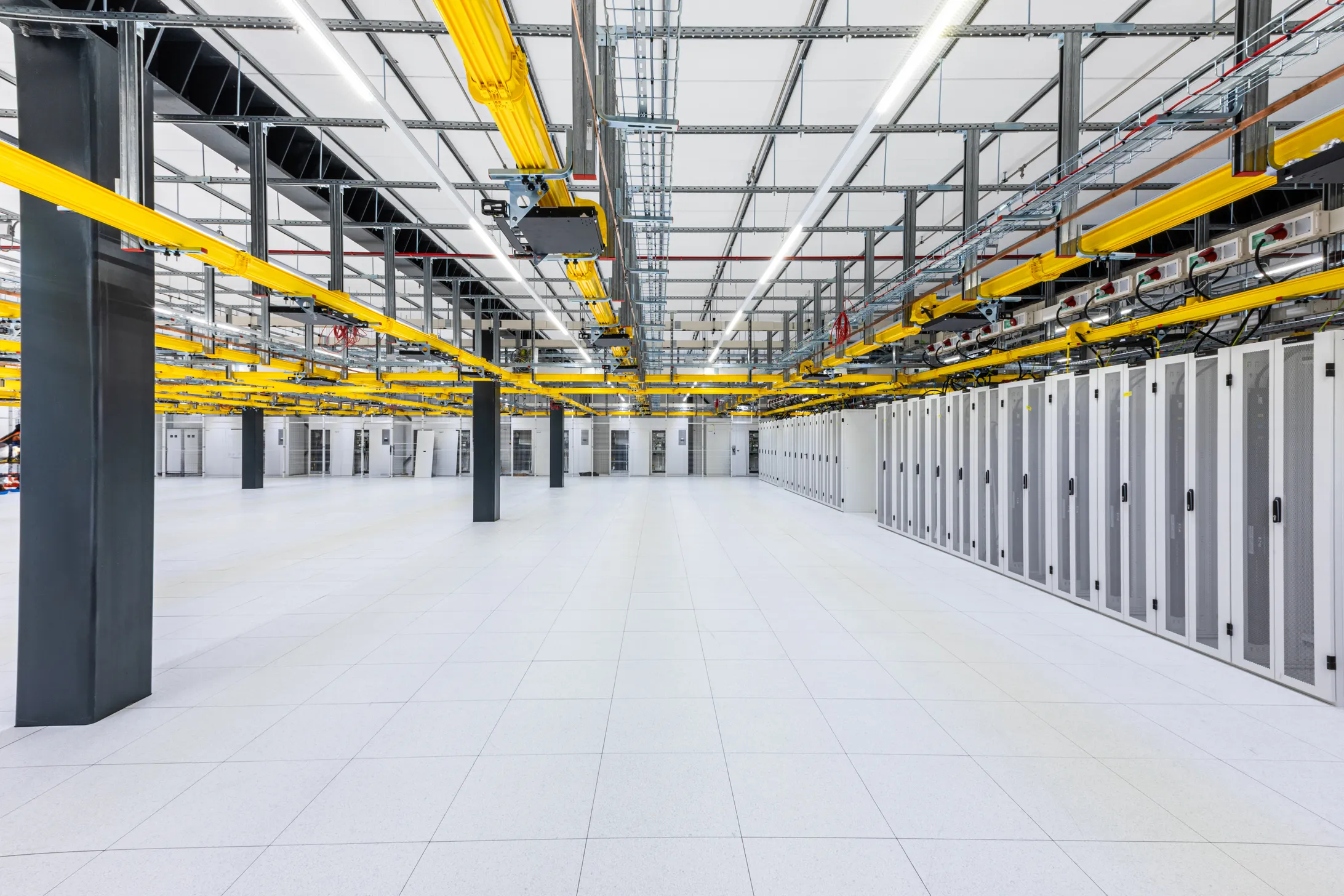 Datacenter 02 — Amsterdam, 840 racks, 2 datahalls, 1 client